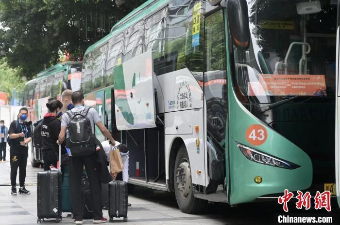 没有更多的工资空间，但球队阵容太单薄，只有17 名一线队球员加上亚马尔和费尔明。